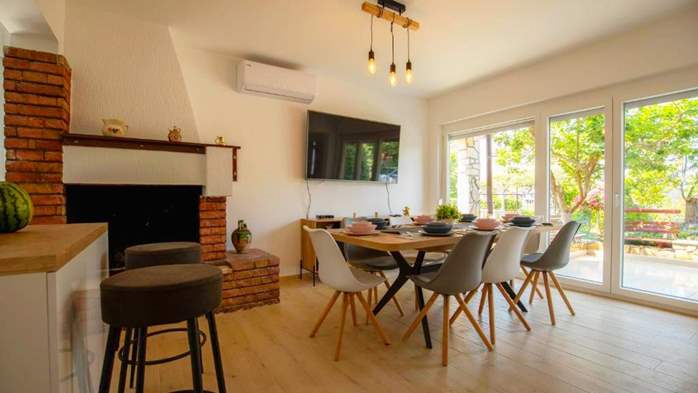 Casa Flores a Peroj, ideale per 8 persone, con piscina e adatta a, 14