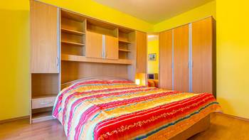 Luminoso appartamento con terrazza coperta privata, climatizzato, 10