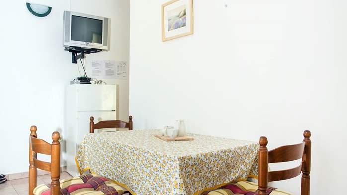 Ground floor apartment with private terrace, 2-3 persons, WiFi, 5