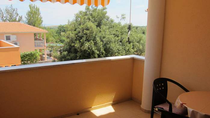 Pleasant apartment with private balcony and sea view, parking, 7