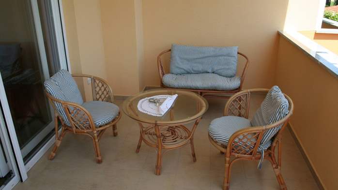 Nice furnished apartment near sea with parking, SAT-TV, 4 persons, 5