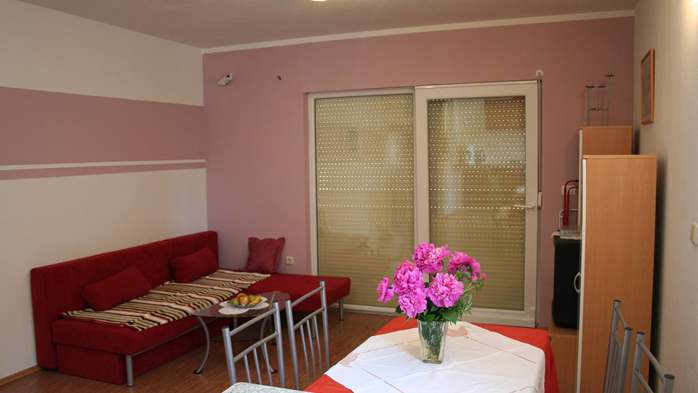 Nice furnished apartment near sea with parking, SAT-TV, 4 persons, 3