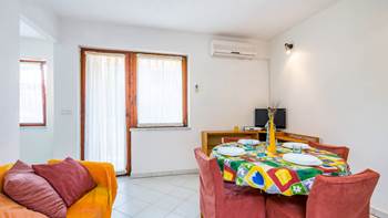 Bright and colorful air conditioned apartment for 4 in Medulin, 4