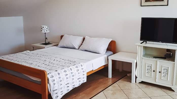 Studio-Apartment im Dachgeschoss mit eigenem Dach Balkon, SAT-TV, 2