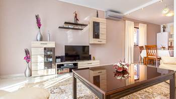 Spacious air conditioned apartment in Medulin, free WiFi, SAT-TV, 5