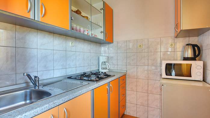 Comfortable, large apartment on 1st floor for 4-5 persons, WiFi, 6