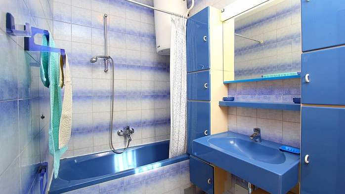 Geräumige FeWo für 8 Personen mit Balkon, Terrasse, Parkplatz, 10