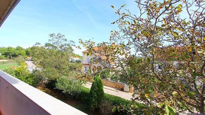 Geräumige FeWo für 8 Personen mit Balkon, Terrasse, Parkplatz, 14