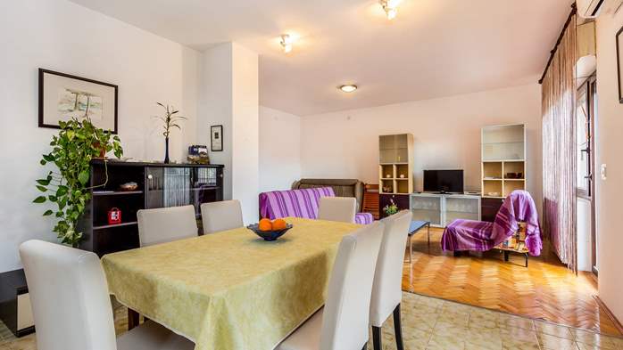 Spacious apartment with balcony,terrace and parking for 8 persons, 3
