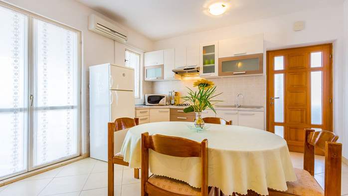 Spacious apartment for 5 persons with large private terrace, 1