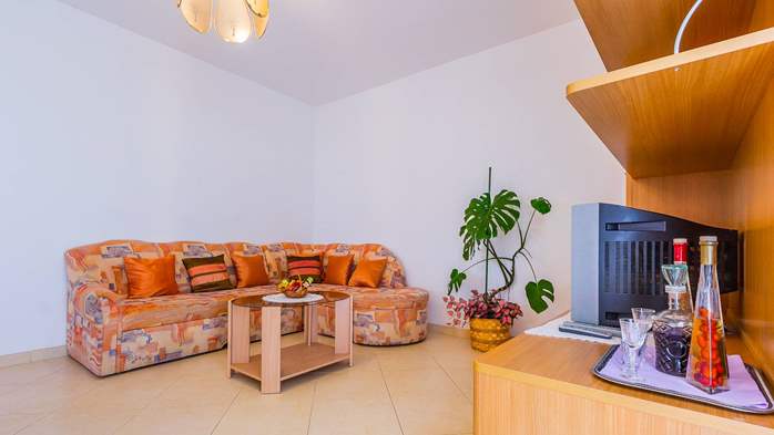 Spacious apartment for 5 persons with large private terrace, 5