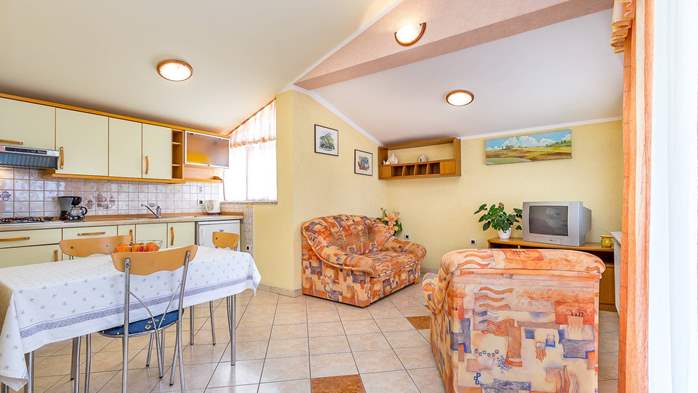 Schöne und einfache FeWo mit Balkon für 3 Personen, Klimaanlage, 2