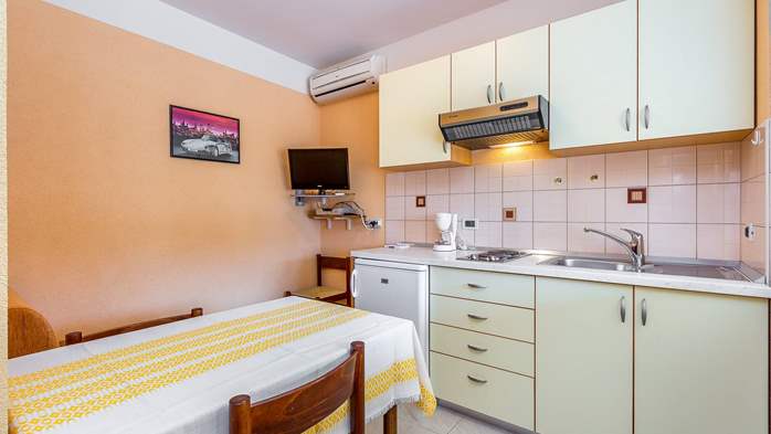 Small apartment with terrace for three, bedroom, WiFi, parking, 3