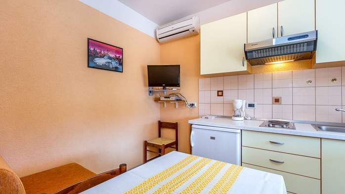 Piccolo appartamento con terrazza per tre, camera da letto, WiFi, 1