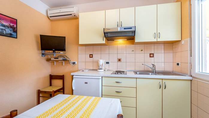 Small apartment with terrace for three, bedroom, WiFi, parking, 7