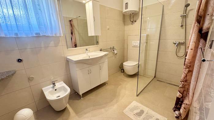 Komfortable und geräumige Wohnung für 4 Personen in Medulin, WiFi, 8