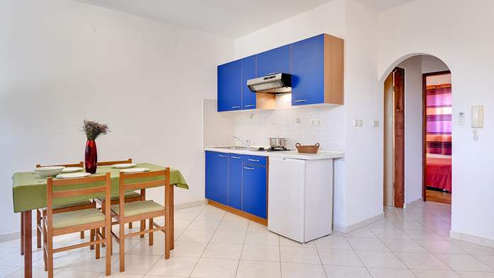 Angenehmes Apartment mit Doppelbett, eigenem Balkon, WLAN, 2