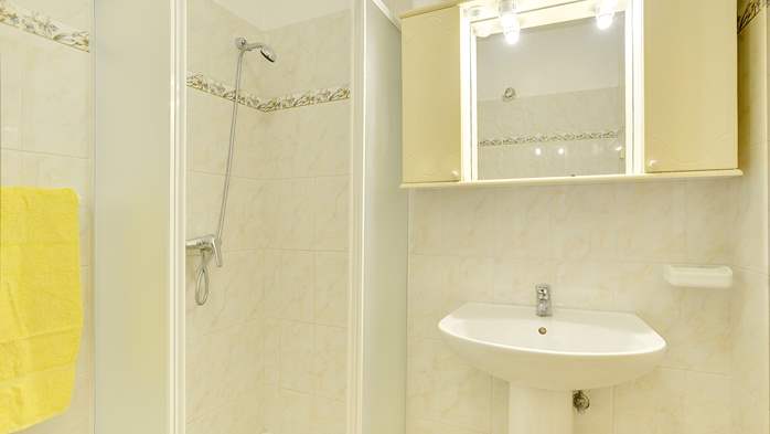 Angenehmes Apartment mit Doppelbett, eigenem Balkon, WLAN, 5