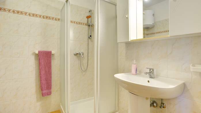 Schöne Wohnung mit Doppelbett, Schlafplatz auf der Couch, Balkon, 12