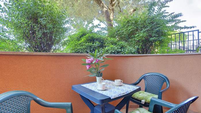 Schöne Wohnung mit Doppelbett, Schlafplatz auf der Couch, Balkon, 8