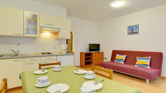 Schöne Wohnung mit Doppelbett, Schlafplatz auf der Couch, Balkon, 1