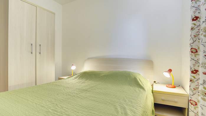 Schöne Wohnung mit Doppelbett, Schlafplatz auf der Couch, Balkon, 10