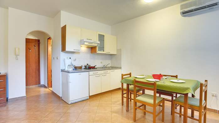 Erdgeschosswohnung für 3 Personen, private Terrasse und WLAN, 4