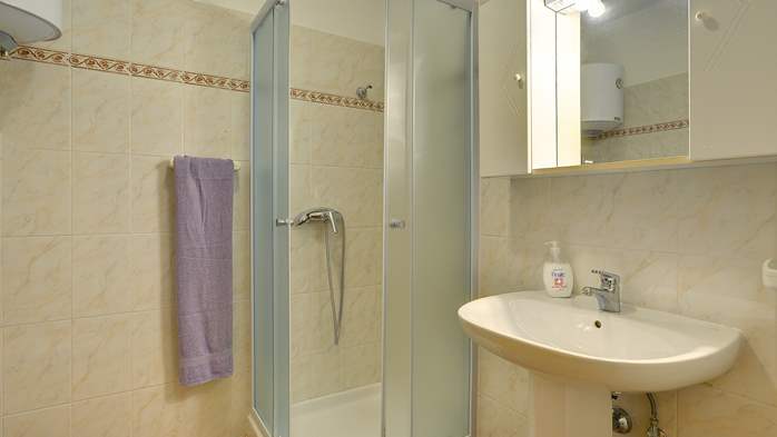 Erdgeschosswohnung für 3 Personen, private Terrasse und WLAN, 11