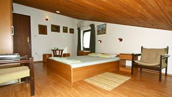 Room for two persons in the attic, bathroom with shower, parking, 2
