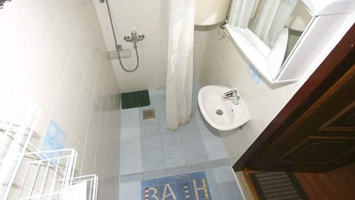Camera per due persone in mansarda, bagno con doccia, parcheggio, 5
