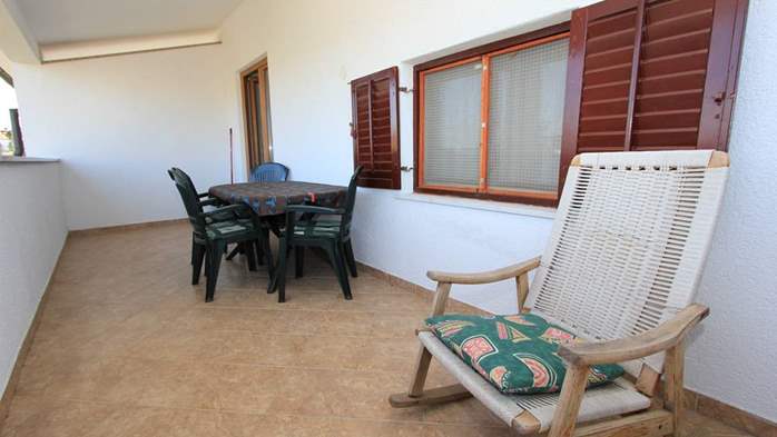 Two bedroom apartment, 100 m from the sea, 4 persons, SAT-TV, 10