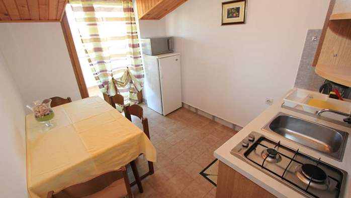 Two bedroom apartment, 100 m from the sea, 4 persons, SAT-TV, 1