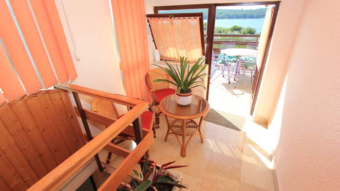 Room with private bathroom and balcony with sea view, parking, 8