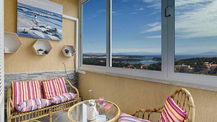 Moderno uređen apartman sa zatvorenim balkonom i pogledom na more, 1