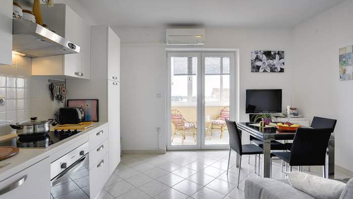 Moderno uređen apartman sa zatvorenim balkonom i pogledom na more, 2