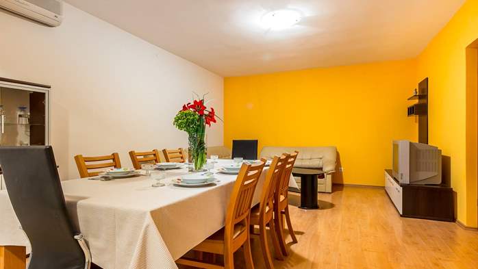 Geräumige Wohnung für 8 Personen in Pula, private Terrasse, Pool, 2