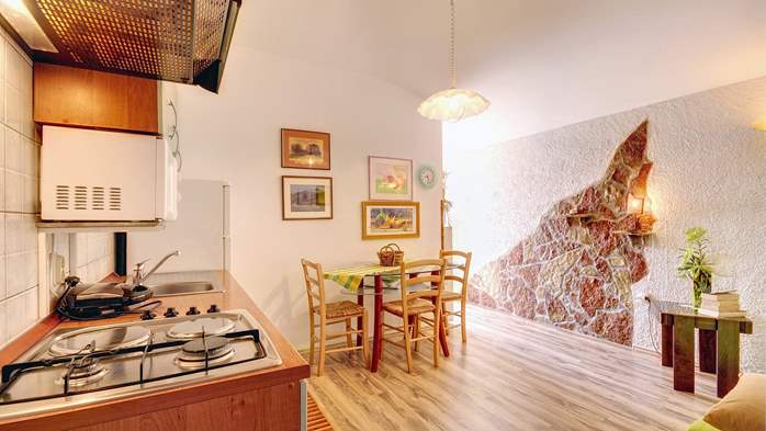 Comfortable apartment for 4 people in Pula,free WiFi, shared pool, 5