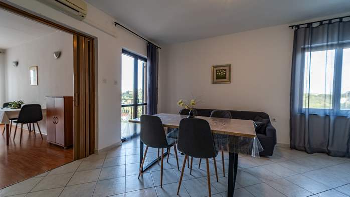 Apartment in a quiet location overlooking the outdoor shared pool, 3