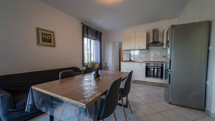 Apartment in a quiet location overlooking the outdoor shared pool, 4