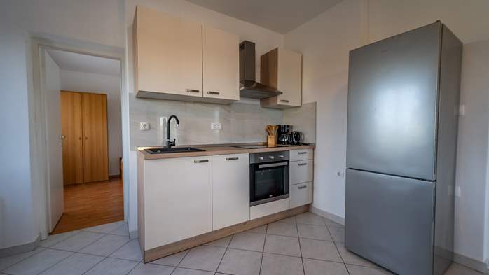 Apartment in a quiet location overlooking the outdoor shared pool, 5