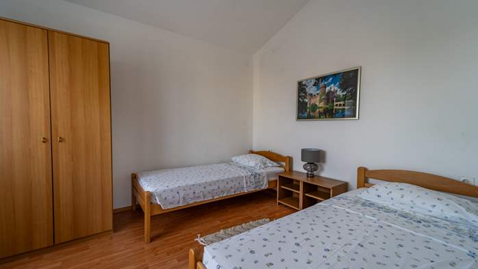 Apartment in a quiet location overlooking the outdoor shared pool, 9