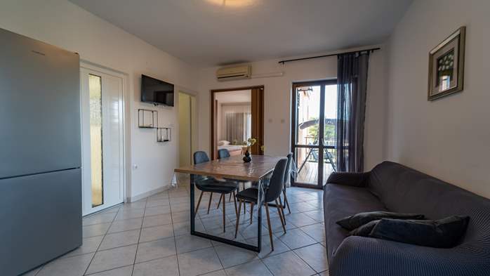 Apartment in a quiet location overlooking the outdoor shared pool, 2