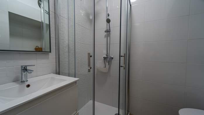 Apartment in a quiet location overlooking the outdoor shared pool, 11