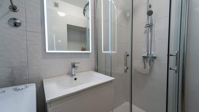 Apartment in a quiet location overlooking the outdoor shared pool, 10