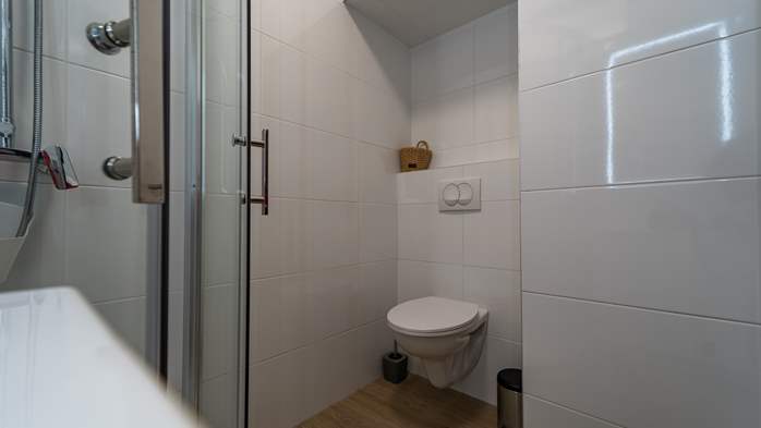 Apartment in a quiet location overlooking the outdoor shared pool, 13