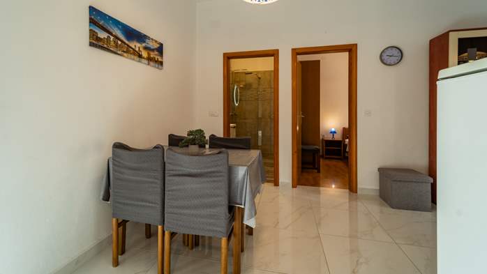 Apartment with pool and terrace near center of Pula for four, 6