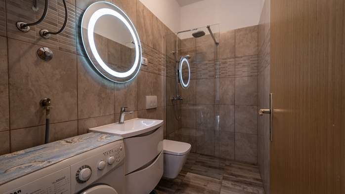 Apartment with pool and terrace near center of Pula for four, 9