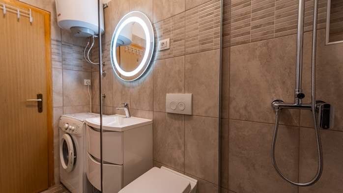 Apartment with pool and terrace near center of Pula for four, 10