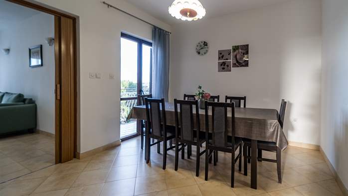 Large 3-bedroom apartment for 8 persons, balcony and shared pool, 6