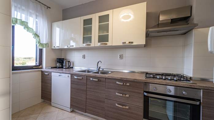 Large 3-bedroom apartment for 8 persons, balcony and shared pool, 4